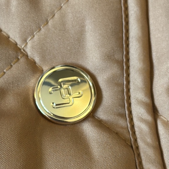 New Chico’s Quilted Barn Jacket Coat Camel/Tan Snap Front Light Size 1 (Medium) - Picture 5 of 15